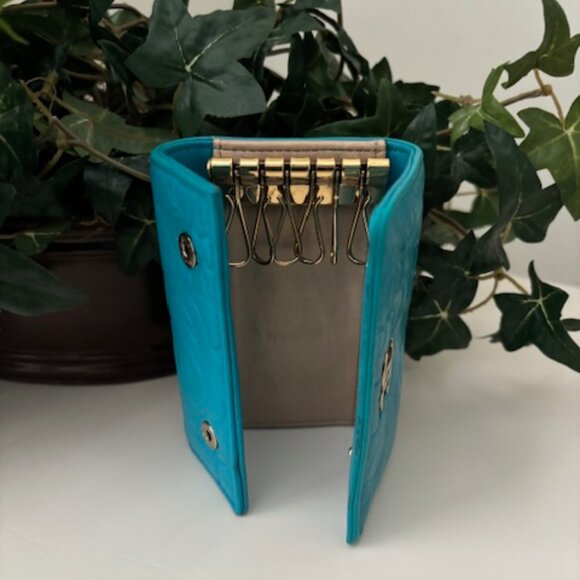 24 HR PRICE DROP!!  CHANEL CAMELLIA TURQUOISE LAMBSKIN QUILTED 6-KEY CASE - Picture 4 of 11